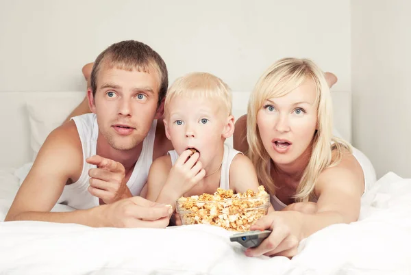 Οικογένεια βλέποντας τηλεόραση — Φωτογραφία Αρχείου