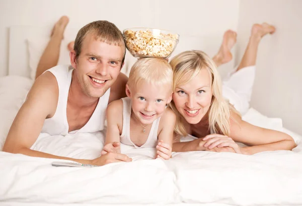 Famiglia guardando la tv — Foto Stock