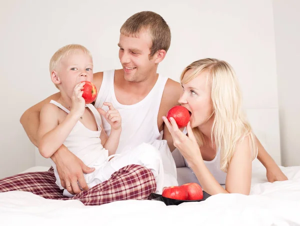 Familie isst Äpfel — Stockfoto