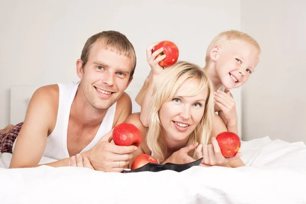 Familie isst Äpfel — Stockfoto