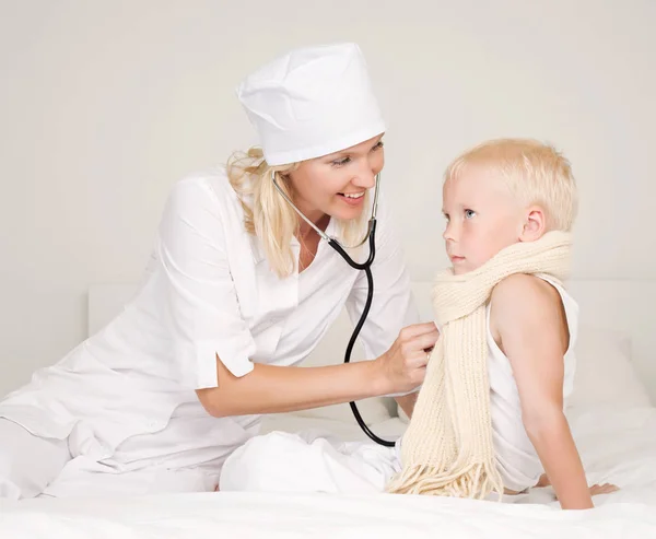 Médico examinando a un niño — Foto de Stock