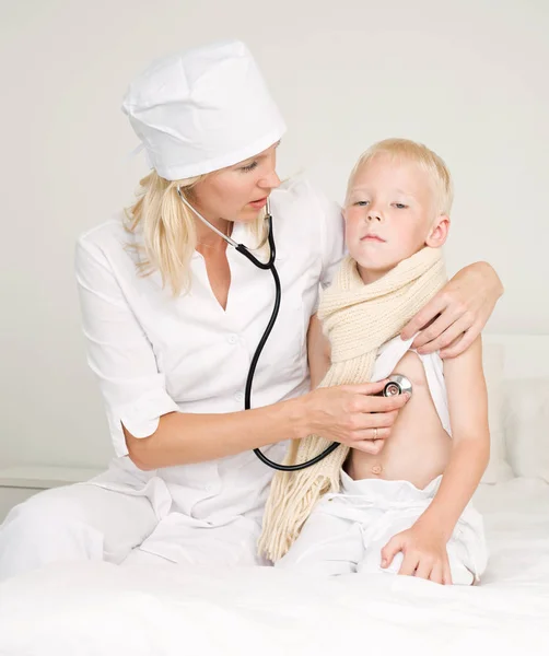 Médico examinando a un niño —  Fotos de Stock