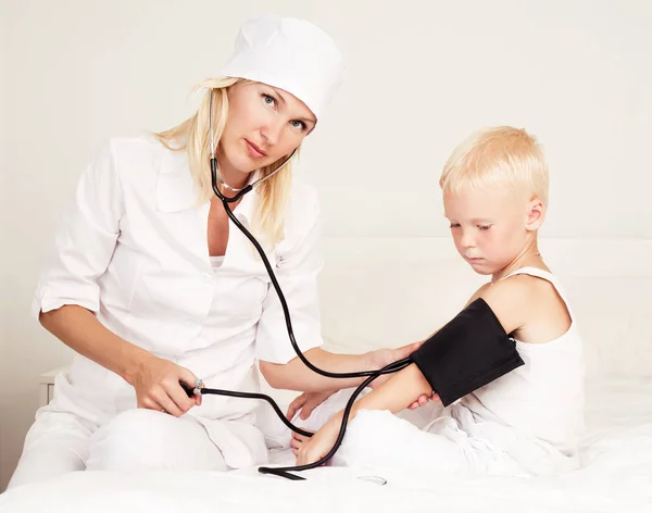 Médico examinando a pressão arterial — Fotografia de Stock