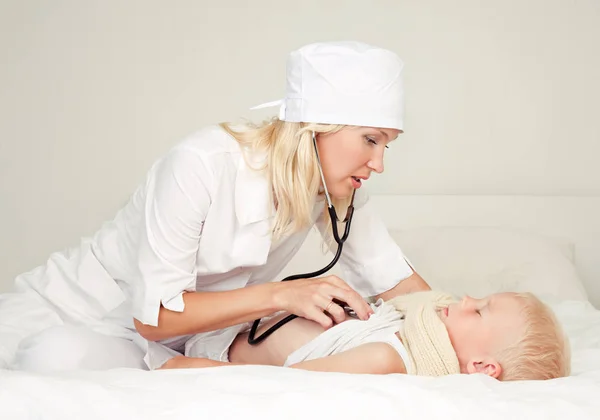 아이를 진찰하는 의사 — 스톡 사진