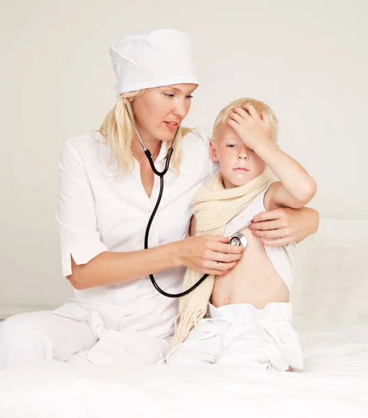 Arzt untersucht ein Kind — Stockfoto