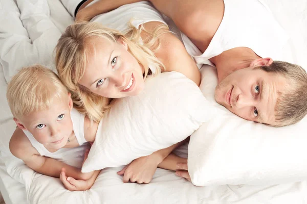 Familia en la cama — Foto de Stock