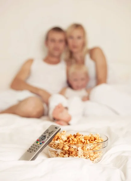 Familie thuis met popcorn — Stockfoto