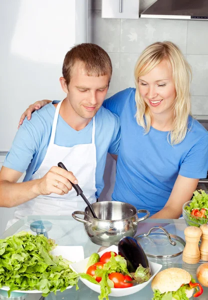 Couple cooking meal — Stock Photo, Image