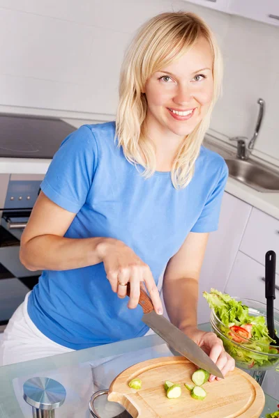 Женщина на кухне — стоковое фото