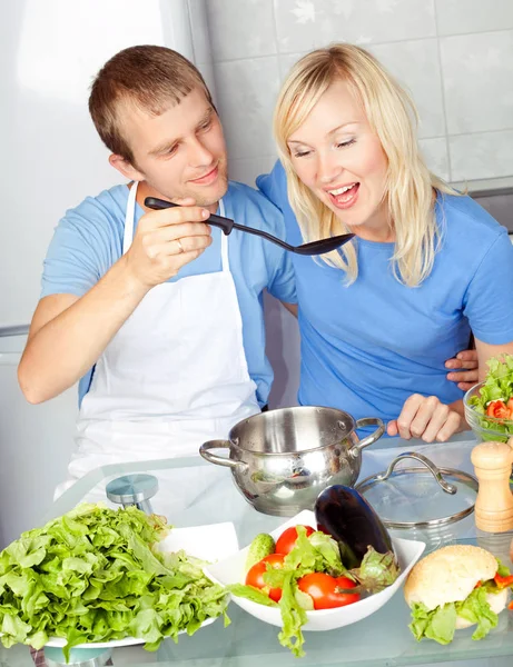 Casal cozinhar em casa — Fotografia de Stock