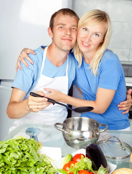 Пара готує вдома — стокове фото