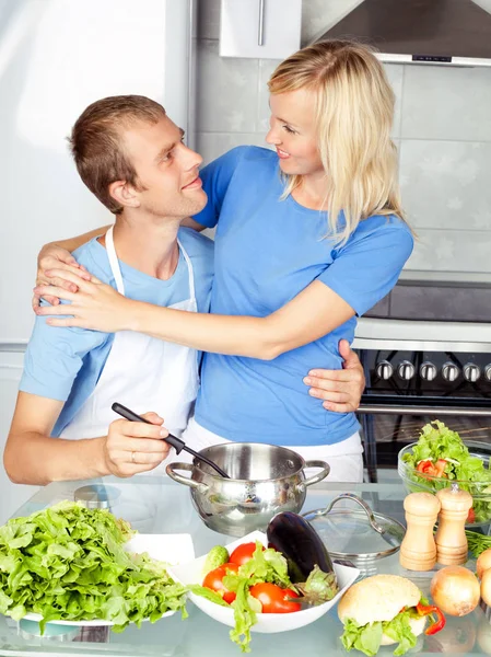 Casal cozinhar em casa — Fotografia de Stock