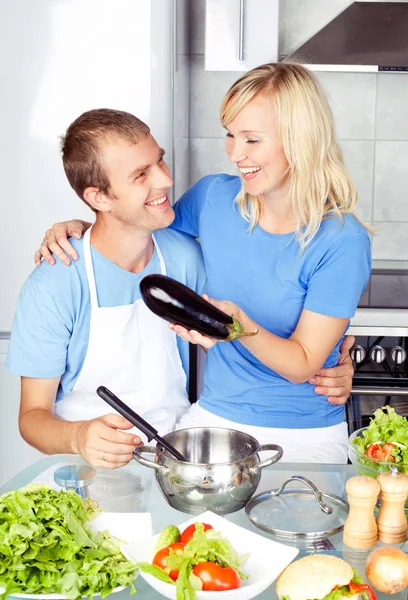 Couple cooking eggplant — Stock Photo, Image