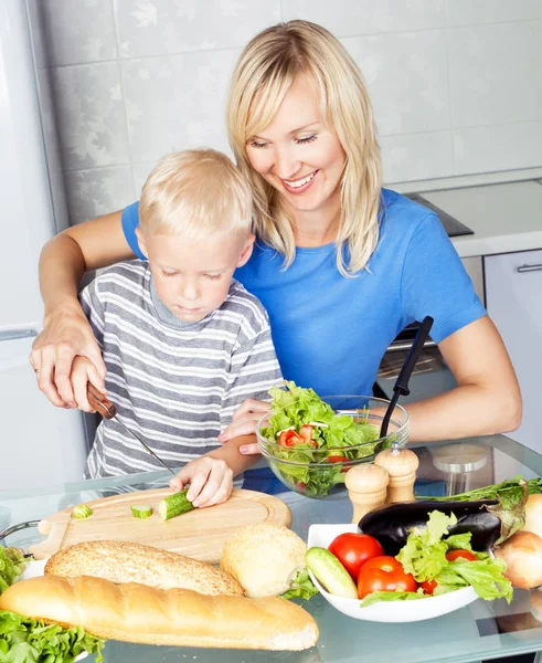 Mother and son cooking — Stock Photo, Image