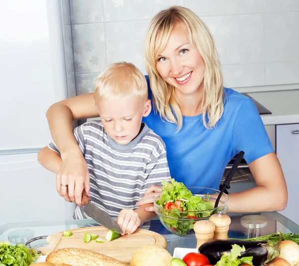 Anne ve oğul pişirme — Stok fotoğraf
