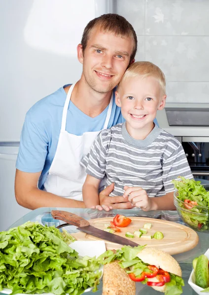 Baba ve oğul pişirme — Stok fotoğraf