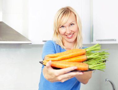 bir sepet meyve dolu olan kız