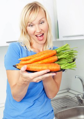 bir sepet meyve dolu olan kız