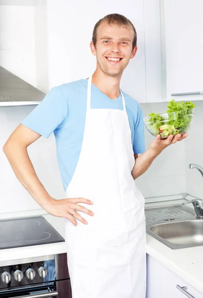Muž vaří doma — Stock fotografie