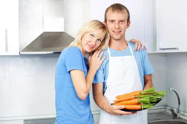 Echtpaar met wortelen — Stockfoto