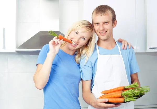 Echtpaar met wortelen — Stockfoto