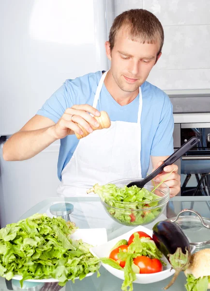 Homem cozinhar salada — Fotografia de Stock