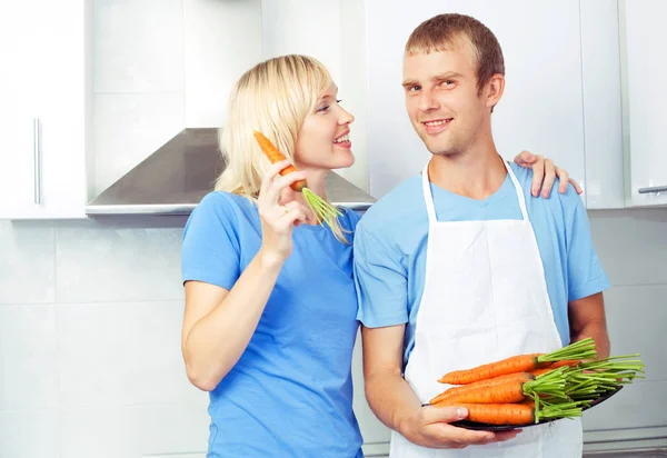 Couple eating carrot — Stock Photo, Image