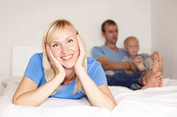Family in bed — Stock Photo, Image
