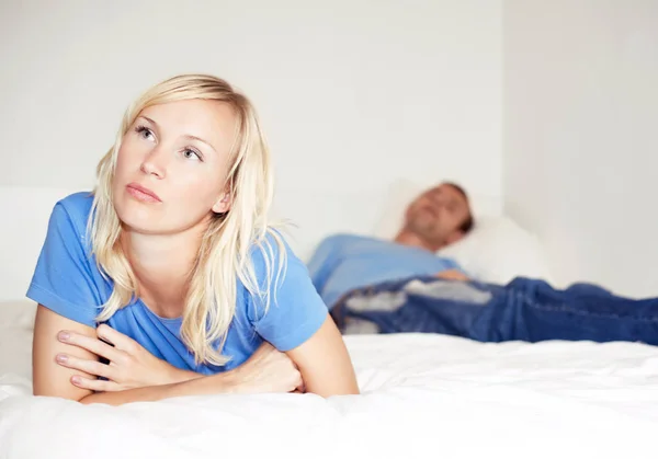 Feleség és a férj az ágyban — Stock Fotó