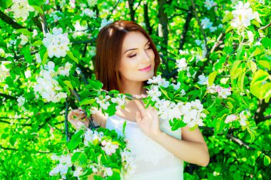 elma ağacı kadınla