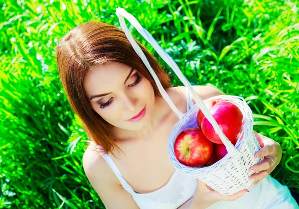 Mujer con manzanas —  Fotos de Stock