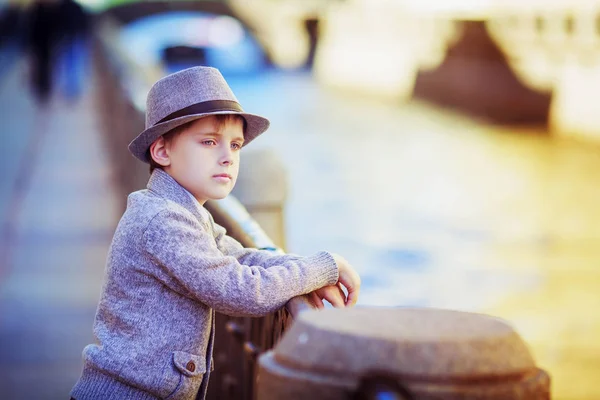 Хлопчик на вулиці — стокове фото