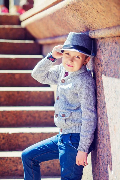 Niño usando un sombrero — Foto de Stock