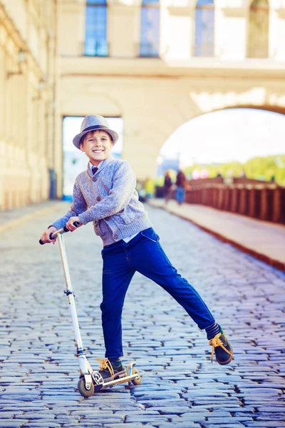 Pojke med en skoter — Stockfoto