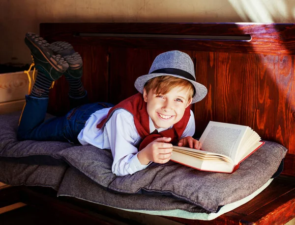 Хлопчик з книгою — стокове фото