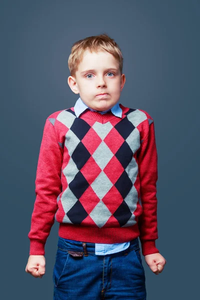 Збентежений хлопчик ізольовані — стокове фото