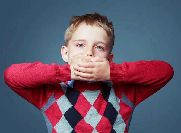 Verängstigter Junge isoliert — Stockfoto