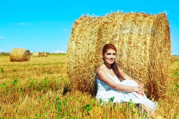 Žena v poli sklizené pšenice — Stock fotografie