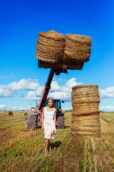 Mulher no campo de trigo colhido — Fotografia de Stock