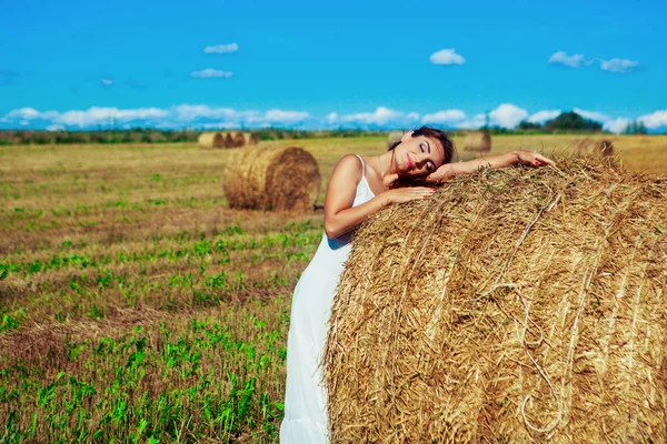 Mulher bonita no campo de trigo — Fotografia de Stock