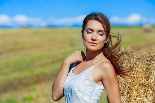 Mulher bonita no campo de trigo — Fotografia de Stock