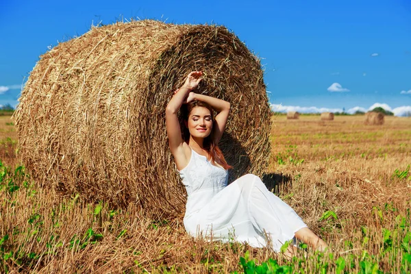 Belle femme dans le champ de blé récolté — Photo