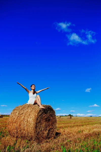 Krásná žena v poli pšenice — Stock fotografie