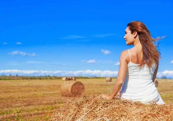 Mooie vrouw op het gebied van de geoogste tarwe — Stockfoto