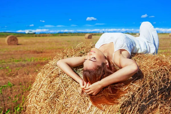 Hermosa mujer en el campo de trigo — Foto de Stock