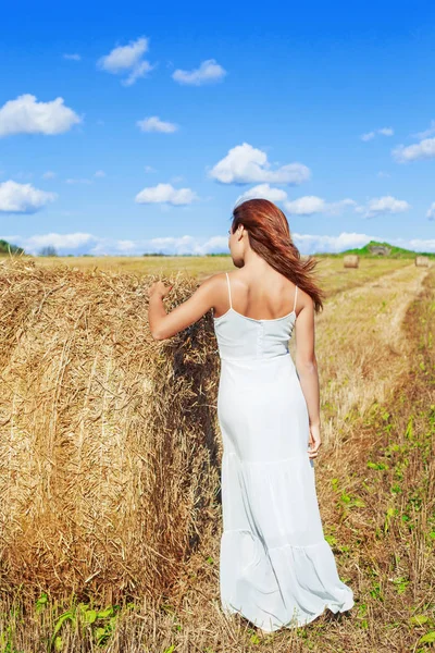 Mooie vrouw op het gebied van de geoogste tarwe — Stockfoto