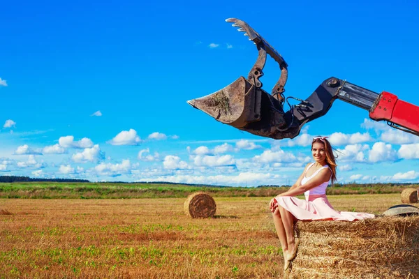 Vacker kvinna i fältet skördade vete — Stockfoto