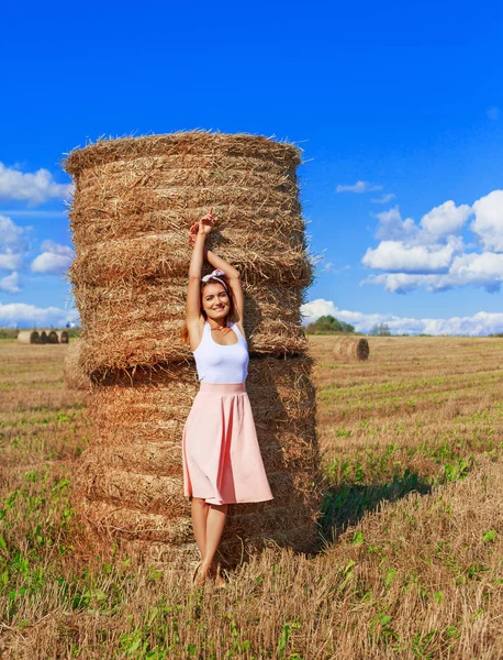 Bela mulher no campo de trigo colhido — Fotografia de Stock