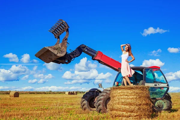 Bela mulher no campo de trigo colhido — Fotografia de Stock