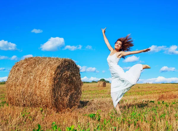 Beautiful woman in the harvested  wheat field — Stock Photo, Image
